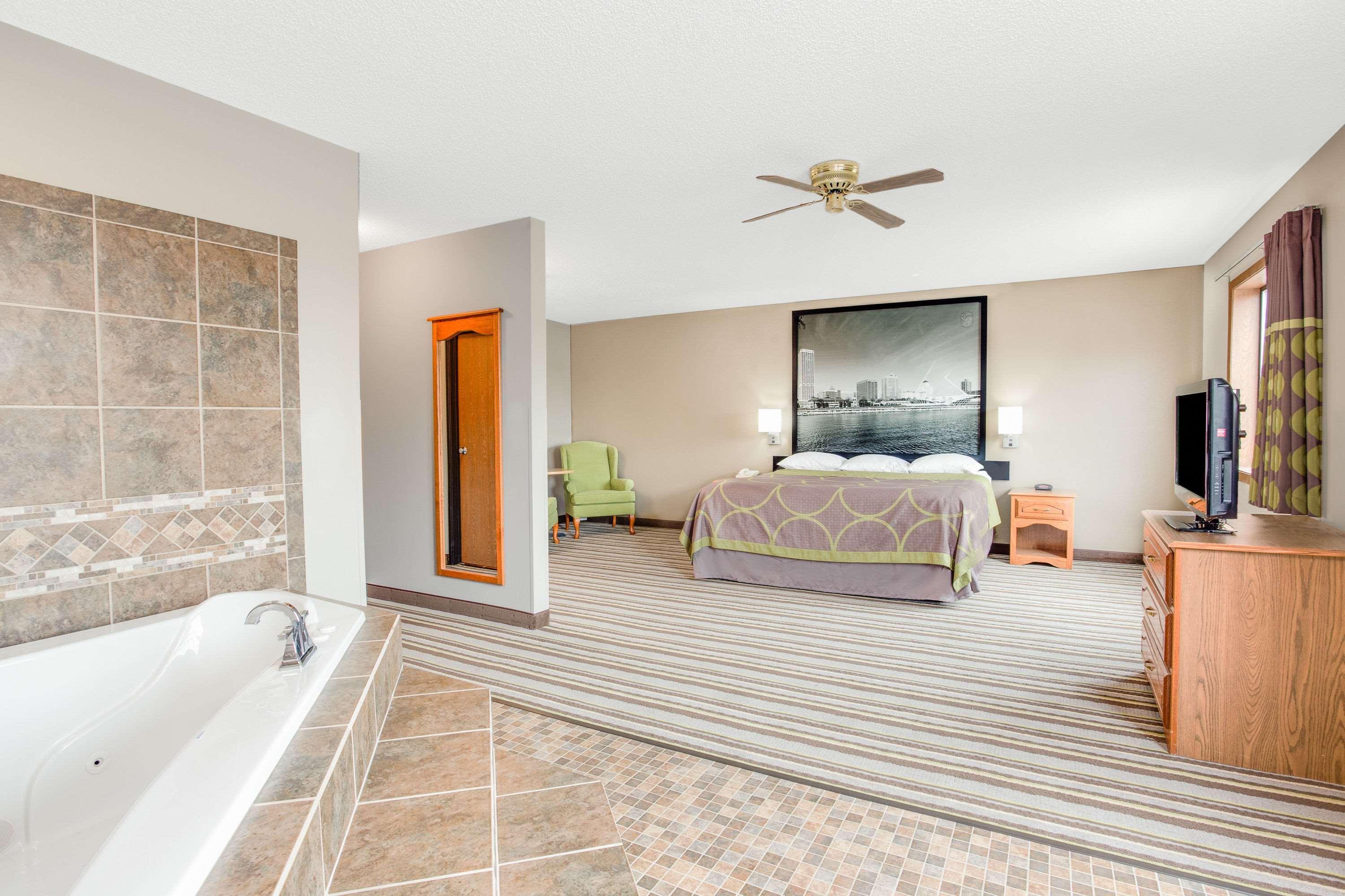 Super 8 By Wyndham Green Bay Near Stadium Bagian luar foto