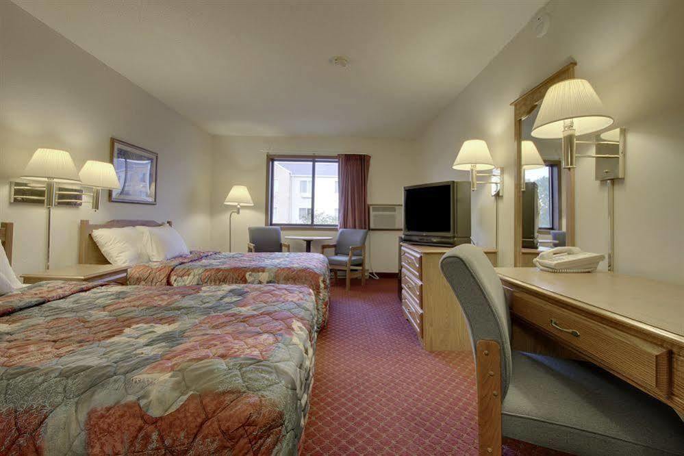 Super 8 By Wyndham Green Bay Near Stadium Bagian luar foto